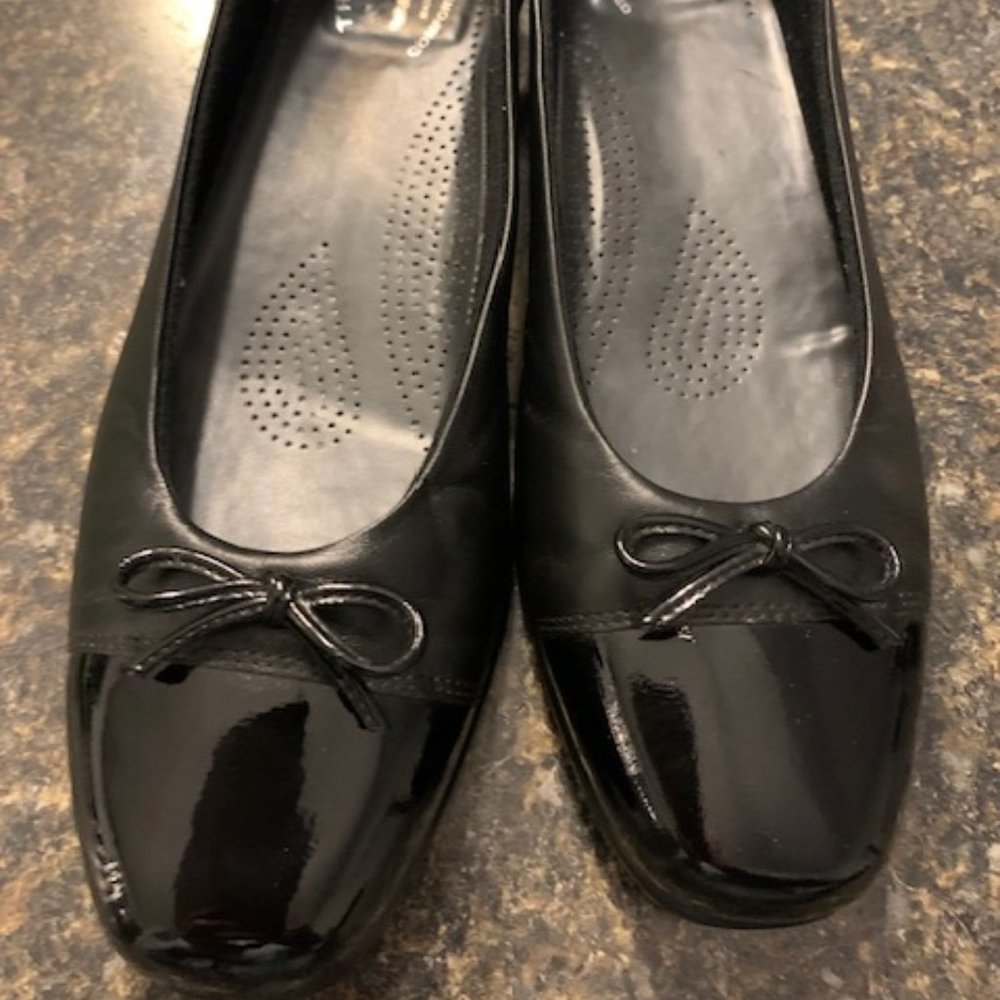 SAS Tripad ballet flats in black leather, with  patent toe and heel Size 10AA